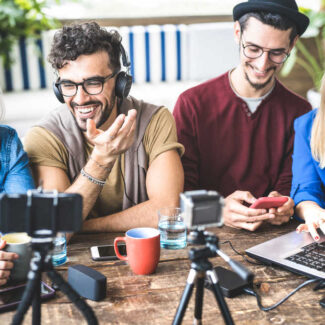 amigos em roda discutindo qual o direito do entretenimento